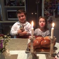 Nicholas_Henley_and_Abigail_Bures_making_the_brachot_on_Shabbat_2015.jpg