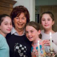 Sharing_a_Shabbat_dinner_with_my_granddaughters_Sarah,_Maya_and_Allie,_2015.jpg