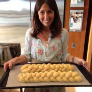 Traditional_plaited_challah_bread_for_Shabbat_dinner,_Photo_Courtesy_Monday_Morning_Cooking.jpg