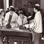 Students_read_from_the_Torah_Julian_Robinson_centre_Vivian_Street_campus_Moriah_College_1978.jpg