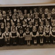 Waverley_public_school,_5th_Grade._1950._I_am_second_row,_second_from_the_left.JPG