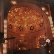 Interior_of_Magen_David_Syngagogue_in_suburb_of_Byculla,_Mumbai_taken_on_my_visit_to_India_2003.jpg