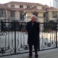 On_a_visit_to_Shanghai,_in_front_of_my_old_primary,_Shanghai_British_School,_Jan_2015.jpg
